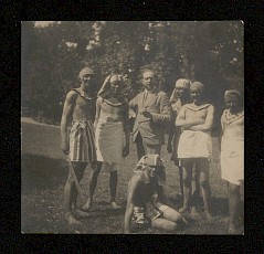 Hanns Niedecken-Gebhard mit Darstellern